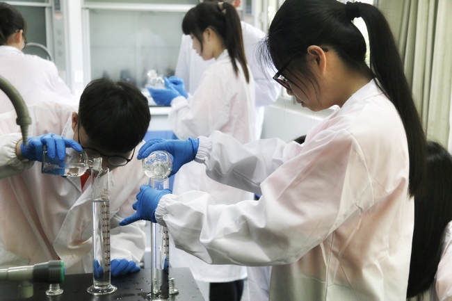 营员们在实验室做实验