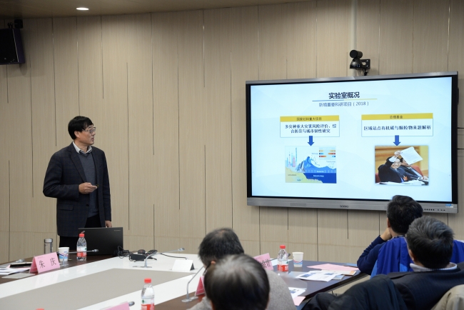 图片5:实验室主任刘敏做工作报告 图片5:实验室主任刘敏做工作报告